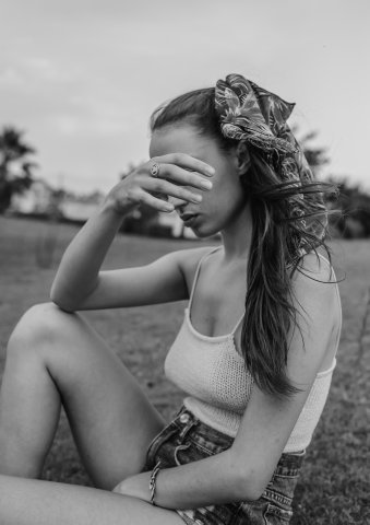 A. sobre el césped 2