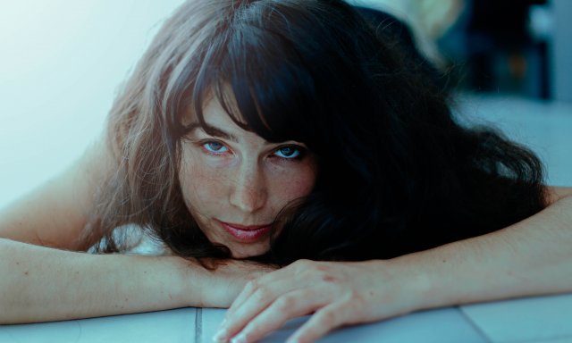 Retrato de una chica en casa