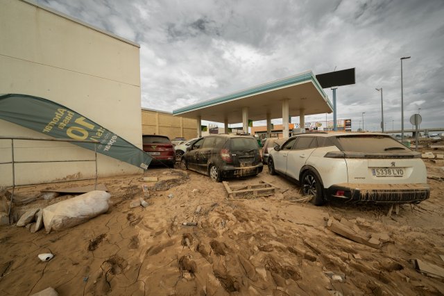 Huyendo de la inundación. Gasolinera BP de Massanassa