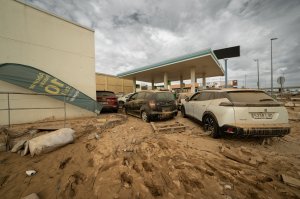 Huyendo de la inundación. Gasolinera BP de Massanassa