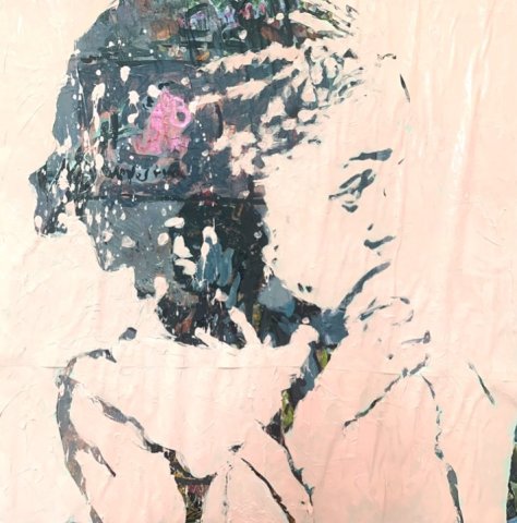 Niña con dedo en la boca 