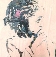 Niña con dedo en la boca 